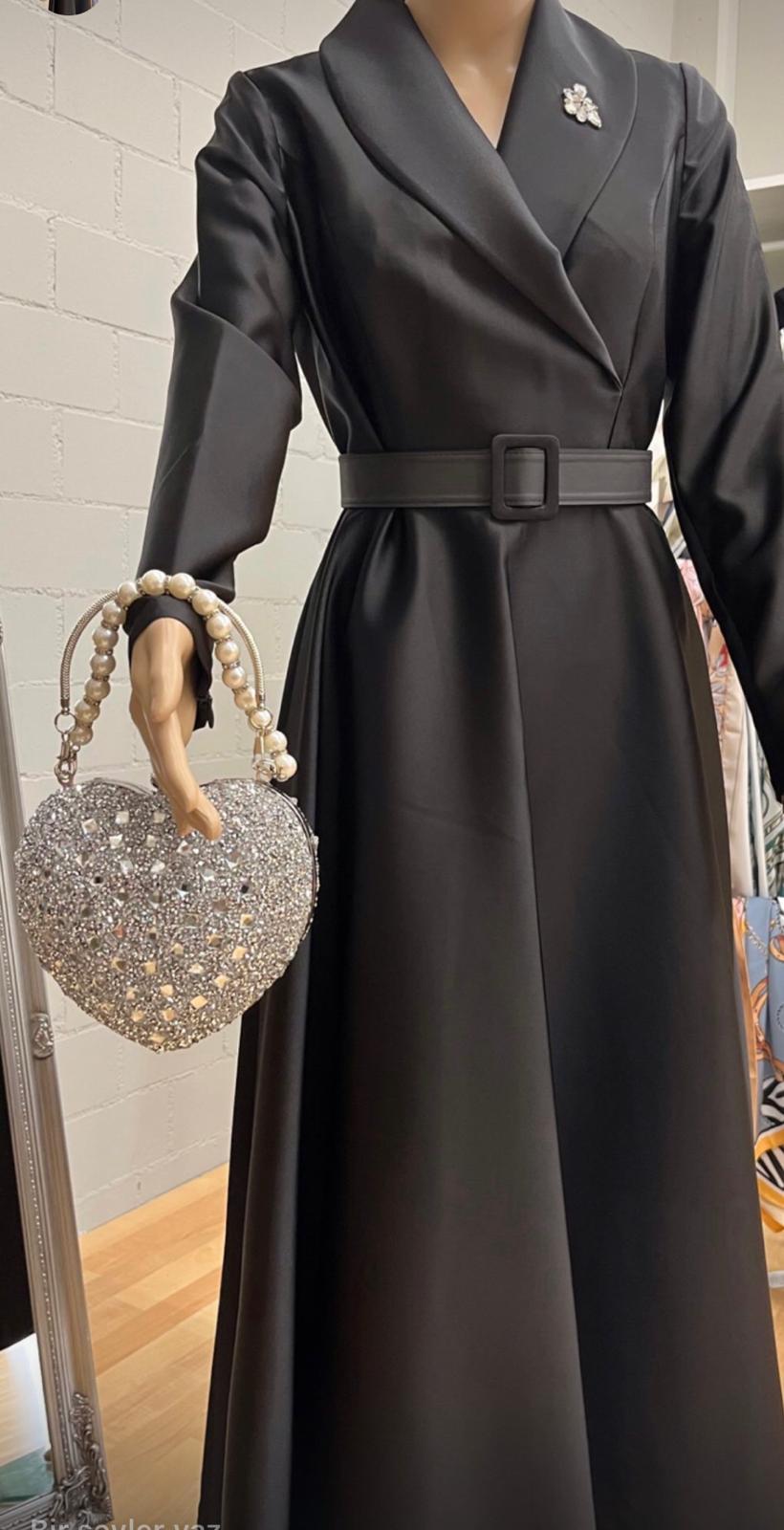 Midikleid Schwarz mit Gürtel
