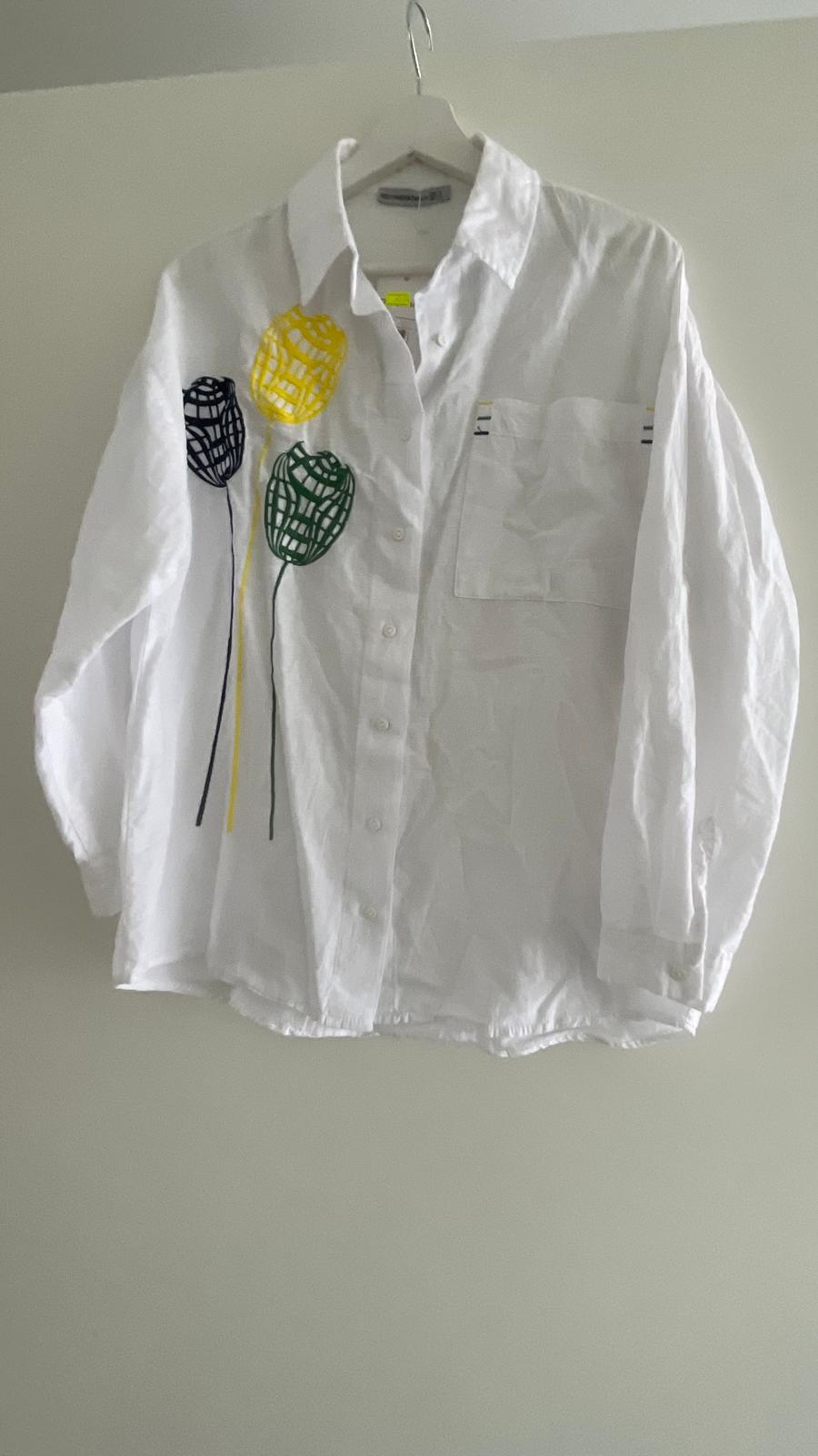 Hemd Weiss mit Blumenstickerei